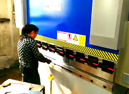  WE67K-63T2500（DA41）数控折弯机客户现场